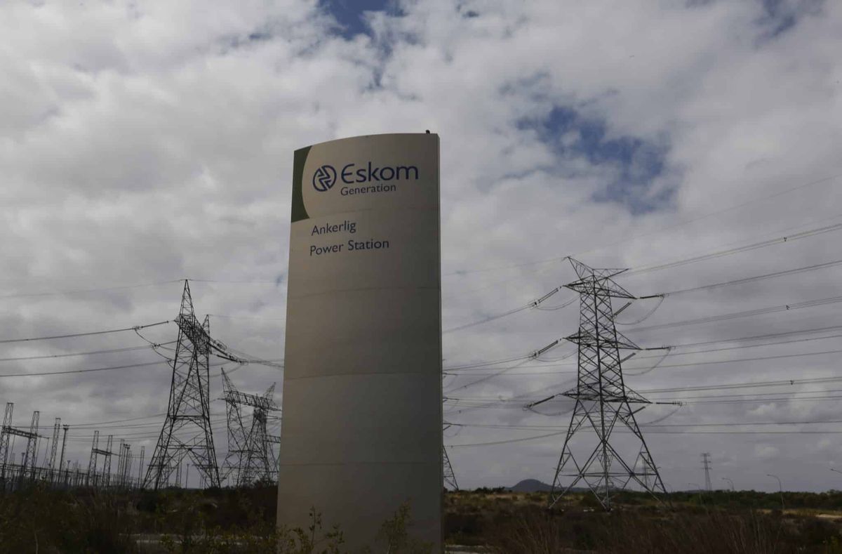 Cape Town dışındaki Eskom elektrik trafosundan çıkan elektrik direkleri