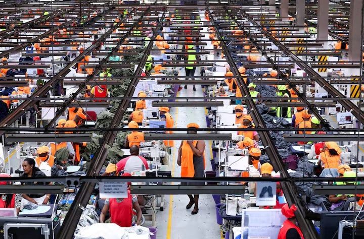 Kenya'da AGOA kapsamında çalışan işçiler giysileri hazırlıyor.