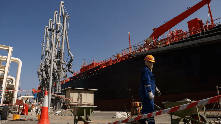 Fujairah Limanı'nda petrol tankeri yanında çalışan kişi