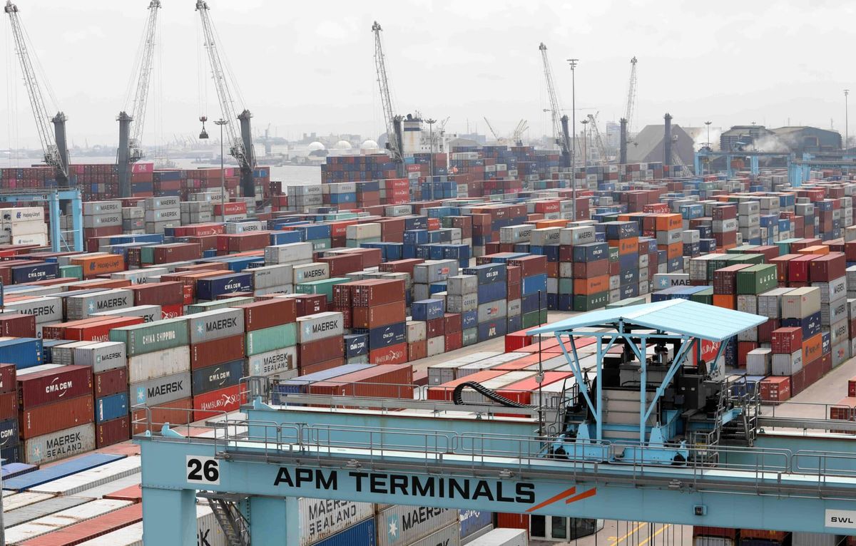 Nijerya, Lagos, Apapa'daki limanda vinçler ve konteynerler