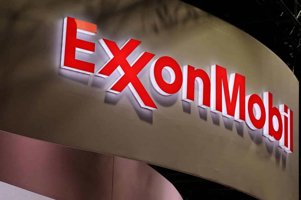 ExxonMobil logosu, LNG 2023 enerji fuarında
