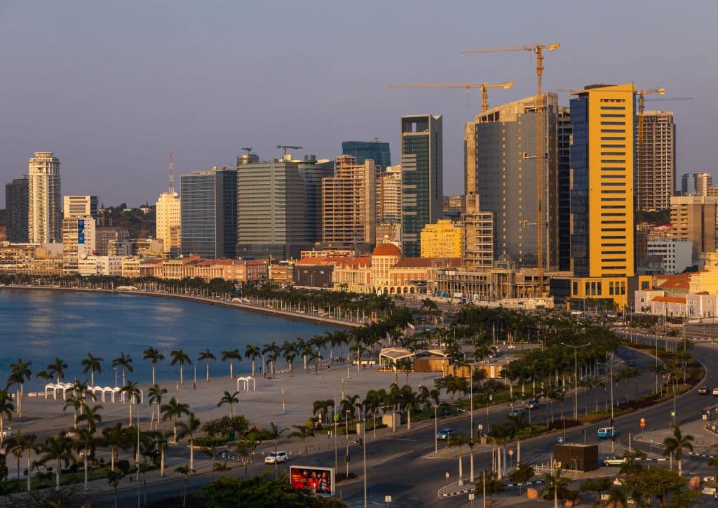 Luanda, Angola'da Avenida 4 de Fevereiro manzarası.
