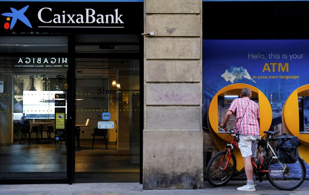 Adam Barselona'da Caixabank ATM'si kullanıyor