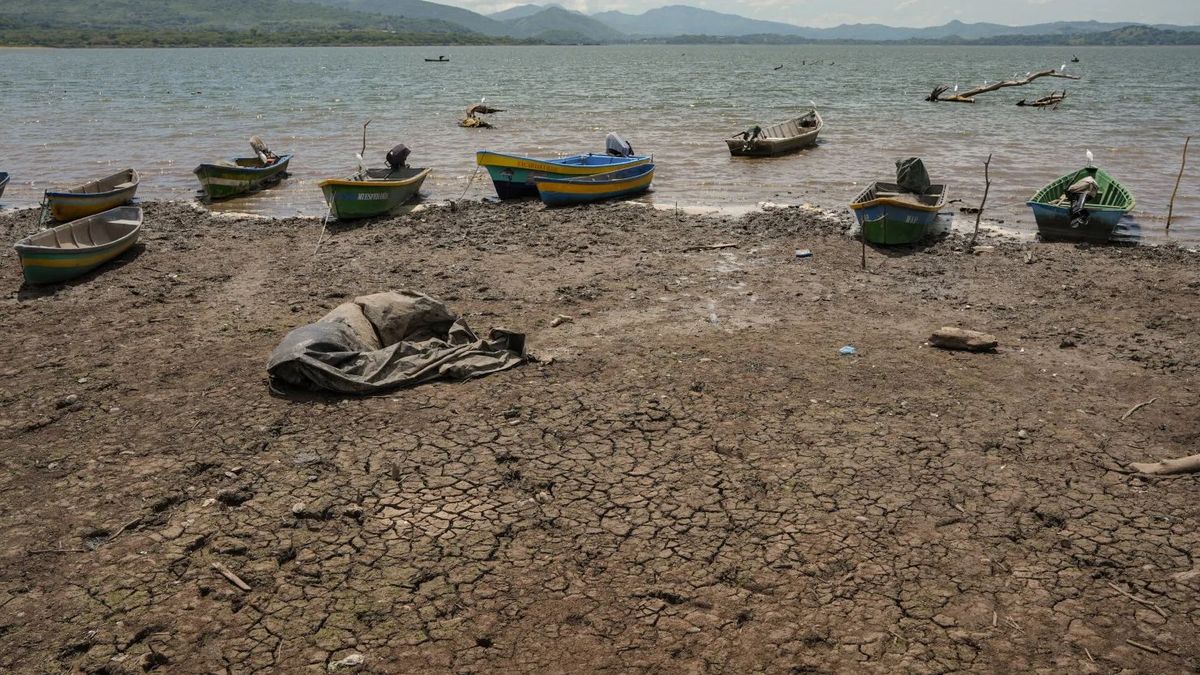 El Salvador'da kuraklık nedeniyle Guija Gölü'nde düşük su seviyesi.