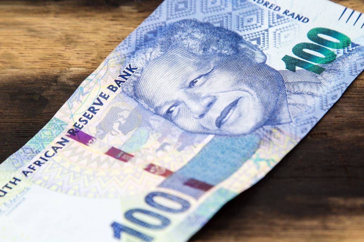 Ahşap yüzeyde Güney Afrika randı banknotu yakın çekim.