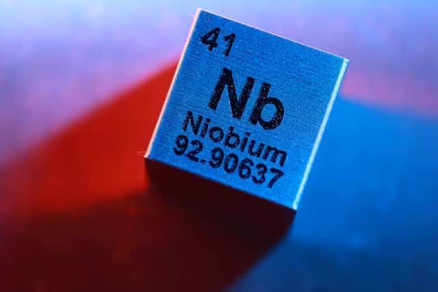 Niyobyum (Nb) elementinin sembolü, atom numarası ve kütle numarası.