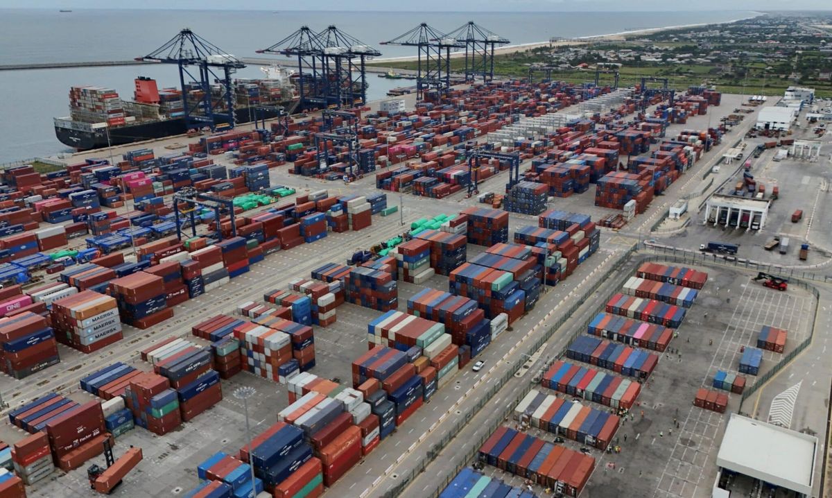 Lagos Nijerya'da Lekki Serbest Ticaret Bölgesi'nde konteynerler