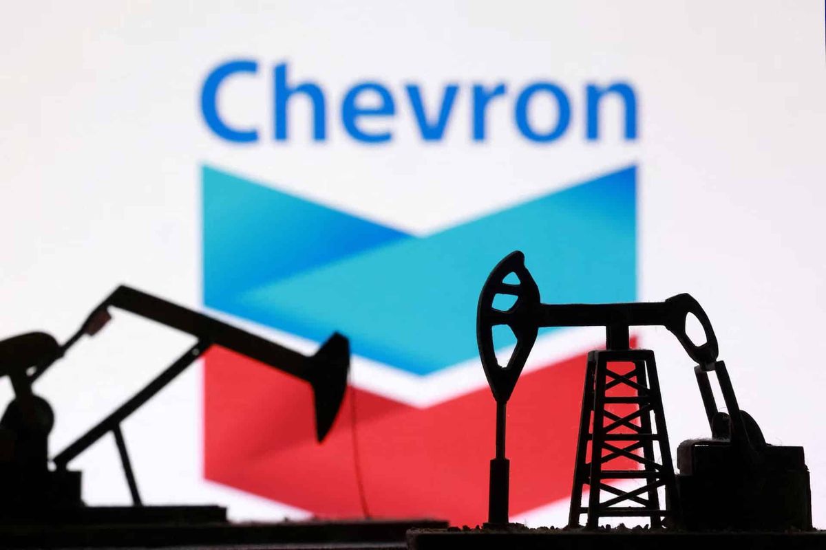 3B basılı petrol sondaj kuleleri ve Chevron logosu