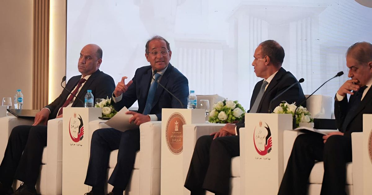 El-Sisi, Mısır'ın bölgesel lojistik hedeflerini güçlendirmek için limanları ve hızlı tren projelerini inceliyor