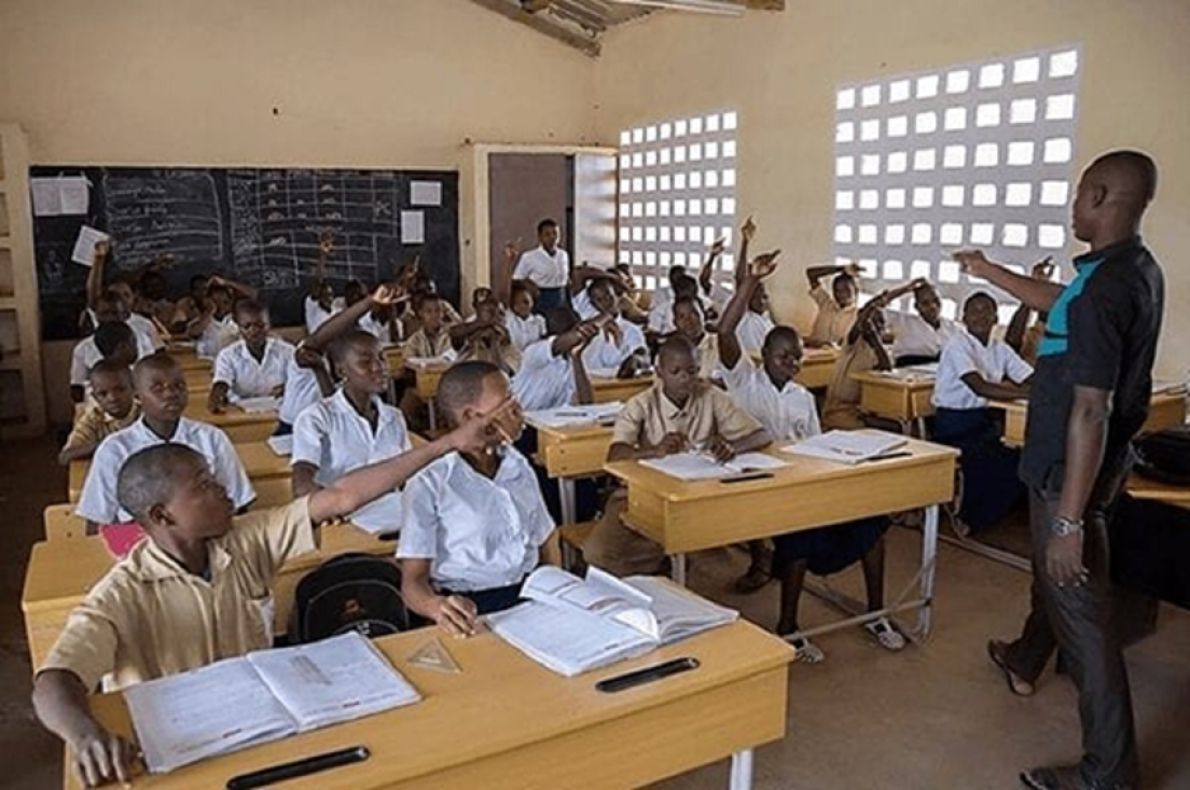 Angola dijital öğrenme ve okul yemeklerini eğitime dahil ediyor.