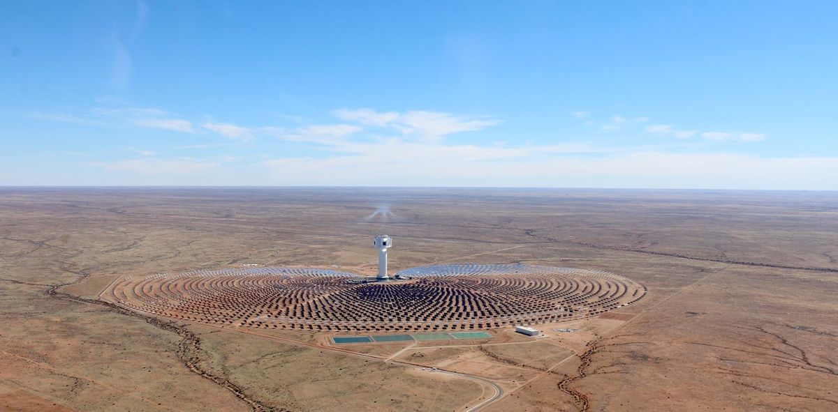 Gökyüzünden görünen güneş enerjisi santrali, ortada kule, etrafında paneller.