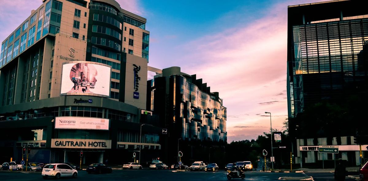 Binalar ve sokaklardan oluşan şehir manzarası