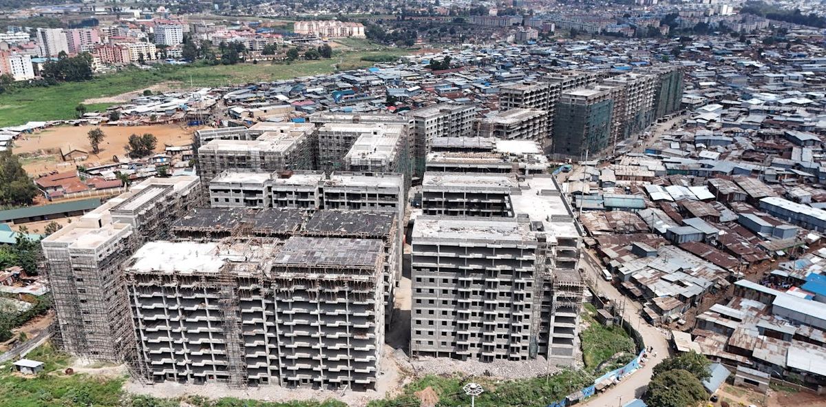 Yan yana apartmanlar ve alçak, yoğun oluklu demir konutlar