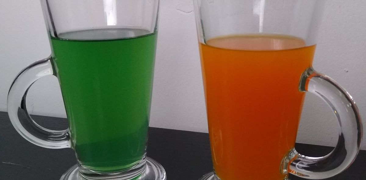 İki bardak, biri yeşil, diğeri turuncu sıvılı