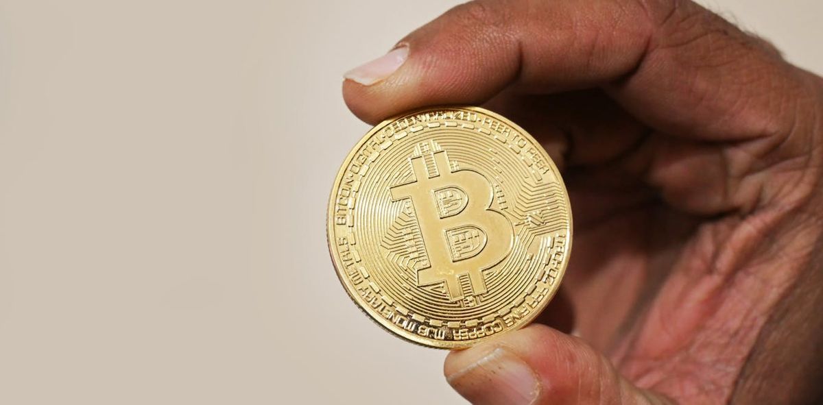Bitcoin kripto para birimi madeni parası tutuluyor
