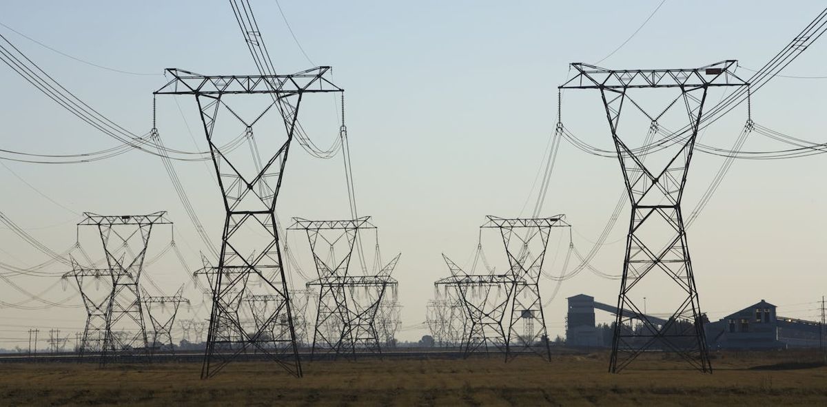 Elektrik direkleri ve hatları gökyüzüne karşı silüet halinde